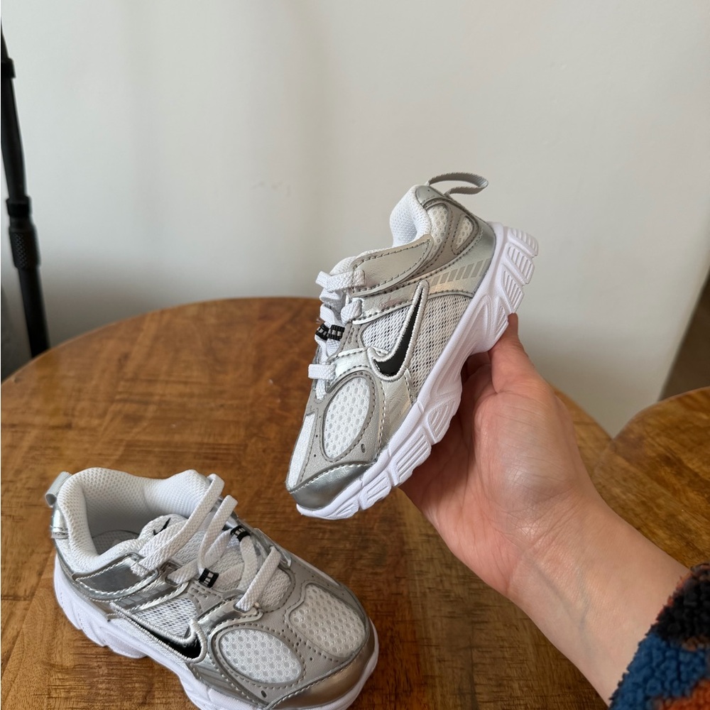 Nike Kids  Kids V5 RNR sneaker.